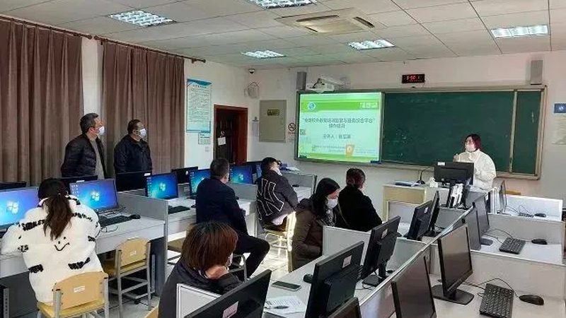 小标题：行业趋势与热门专业